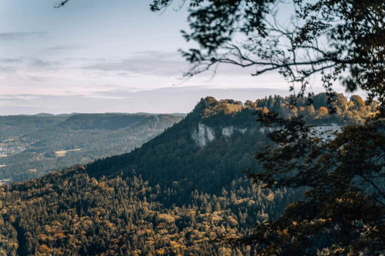 hochalbpfade tieringer hoernle ausblick auf den albtrauf jana zieseniss sonne wolken de 04 2022